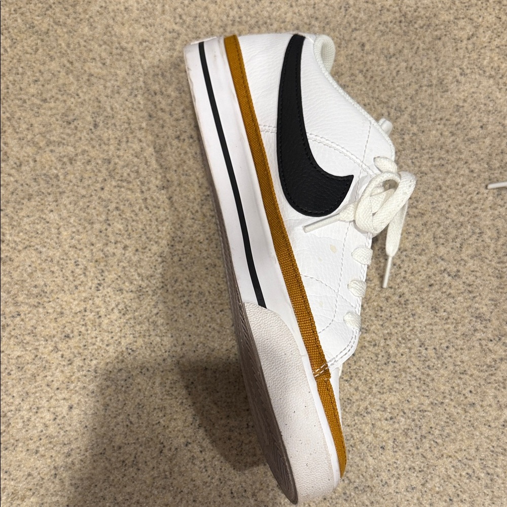 Women’s Nike Court Legacy - Picture 2 of 5